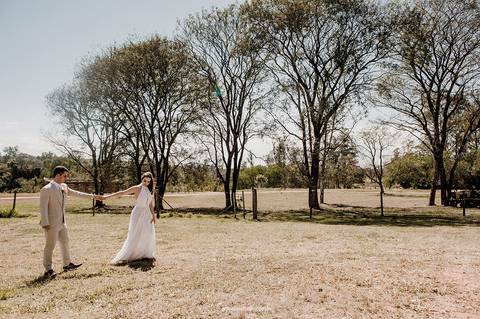 De mãos dadas, eles seguem juntos, leves e sorridentes, como quem começa um novo capítulo da vida.'