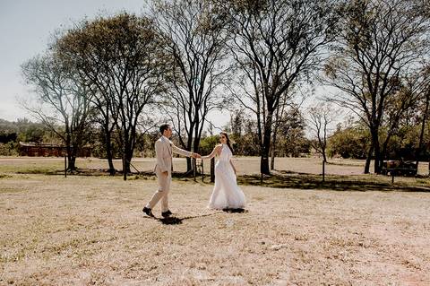 Entre passos e risos, a dança espontânea no campo mostra a beleza da simplicidade.'