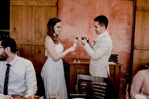 O cuidado nos detalhes se revela até no brinde, quando o amor é celebrado taça por taça.'