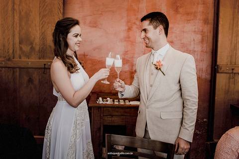 Um olhar cúmplice, um sorriso em resposta — a essência de dois que se completam.'