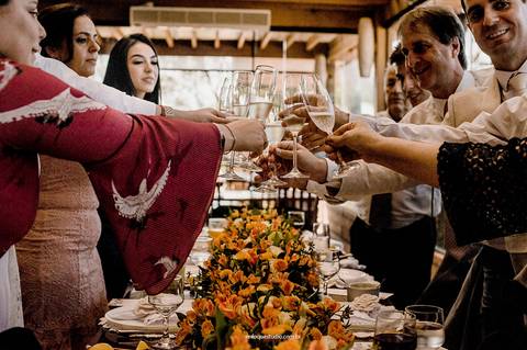 Mãos que se encontram em celebração, unindo gerações em um gesto coletivo de alegria.'