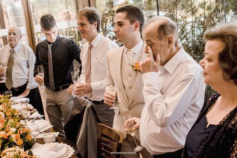 Emoção que transborda: lágrimas, sorrisos e a certeza de que cada momento ficará guardado.'