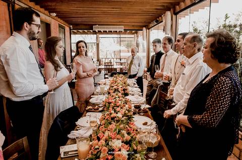 Palavras de agradecimento, olhares atentos, e um silêncio que carrega significado.'