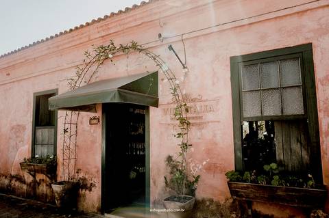 A fachada do restaurante, Vila Itália testemunha de um dia simples e inesquecível, que ficará na memória de todos.'