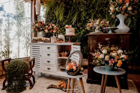 A mesa de doces do casamento de Gláucia e Fernando no Villa Italia em Piracicaba recebeu arranjos coloridos e um bolo delicado, compondo um cenário elegante para a celebração intimista.'