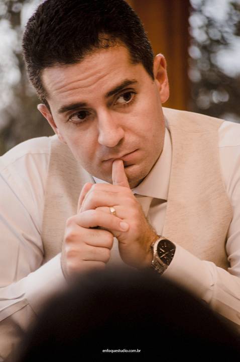 Em um momento de pausa, o noivo observa a celebração com olhar pensativo, enquanto vive cada detalhe do casamento intimista.'