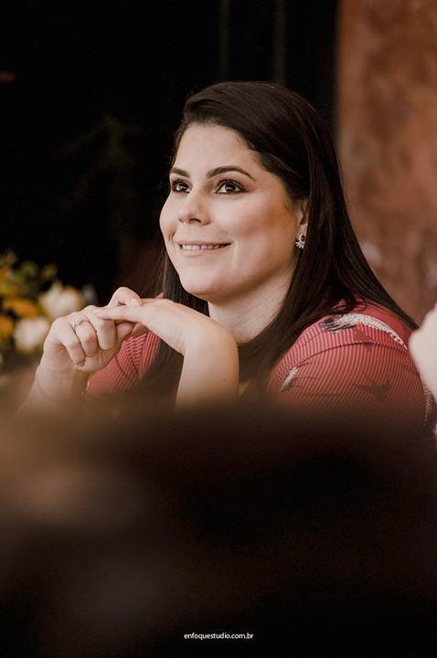 Convidada sorridente acompanha os noivos em um dos momentos emocionantes do casamento no Villa Itália, Piracicaba.'