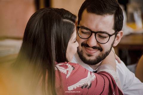 Irmão da noiva em momento espontâneo e de felicidade durante o almoço de casamento de Gláucia e Fernando '