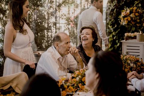 A noiva se diverte em conversa com os pais durante almoço de casamento no Vila Itália'