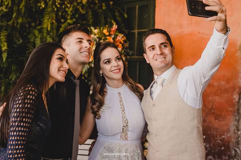 Foto com convidados durante o almoço do casamento no Vila Itália'