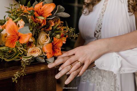 Detalhe de carinho mostrando as mãos e das alianças dos noivos Gláucia e Fernando em casamento em Piracicaba.'