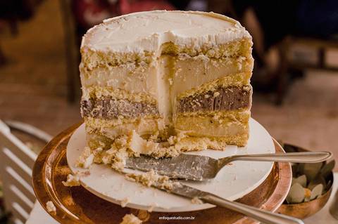Detalhe do bolo cortado do casamento de Gláucia e Fernando no Vila Itália em Piracicaba '