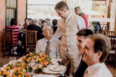 Noivo e Avô em troca de olhar e carinho em uma conversa tranquila durante o casamento em Vila Itália - Piracicaba'
