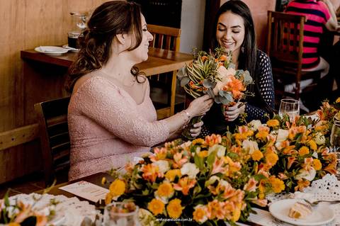 A convidada que pegou o buque com a mãe do noivo em Vila Itália em Piracicaba'