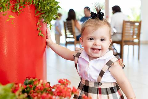 aniversario 01 ano tema bosque menina brincando no cenario'