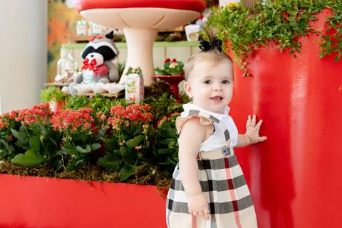 aniversario 01 ano tema bosque menina brincando no cenario'