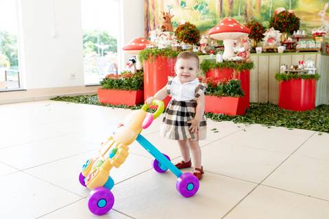 aniversario 01 ano tema bosque menina brincando no cenario'