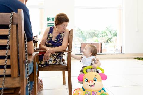 aniversario 01 ano tema bosque menina olhando para avó'