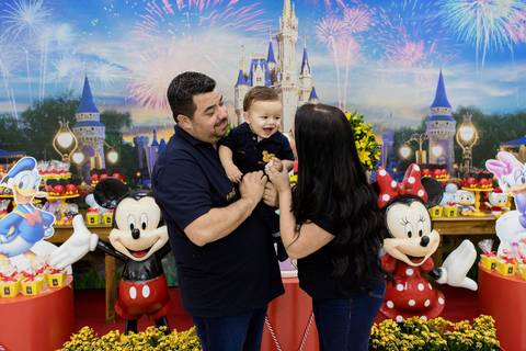 decoração parque do mickey amora chantilly festas foto com os pais'