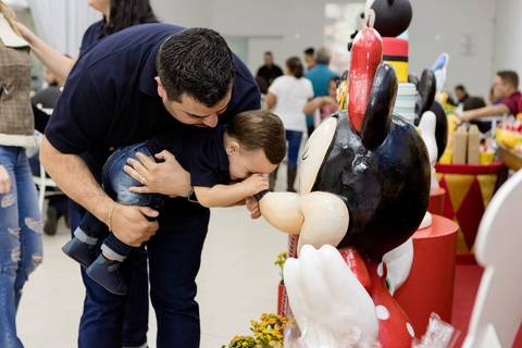 decoração parque do mickey amora chantilly festas foto com os pais'