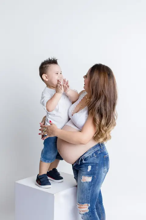 ensaio gestante estudio mogi guaçu artie fotografia infantil maternidade acompanhamento gestação atemporal moderno em estúdio'