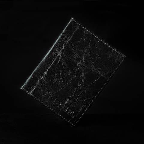 Carteira em posição de pé fotografada por Roberto Custódio em estúdio fotográfico em Londrina PR.'