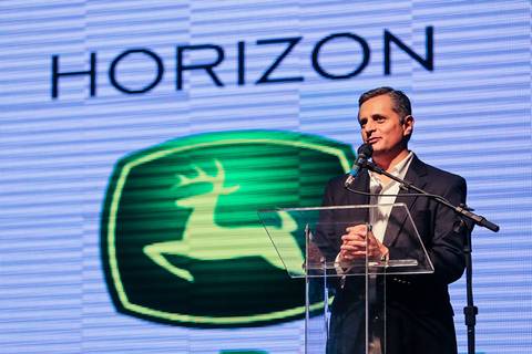 	CEO da empresa de Cambé Horizon John Deere discursa para plateia.'