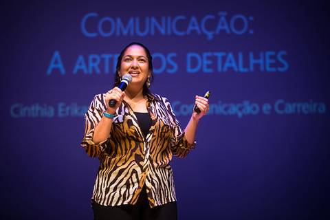 Retrato de Cinthia Erika, coach em comunicação assertiva em palestra para empresários no Teatro Mãe de Deus de Londrina Pr.
'