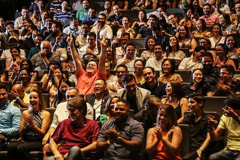 Expectador é flagrado vibrando pelas lentes de fotógrafo em Londrina Roberto Custodio.'