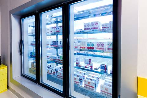 Fotografia comercial de uma câmara fria para preservação de vacinas em uma clínica de Maringá Pr.'