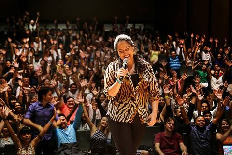 Coach Cinthia Erika em uma bela fotografia corporativa em palestra no Colégio Mãe de Deus.'