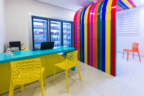 Fotografia de uma sala de imunização em Maringá, cores alegras para atendimento infantil.'
