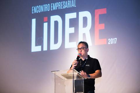 	Palestrante do encontro empresarial Lidere é fotografado por Roberto Custodio, o evento é promovido pela Acil de Londrina.'