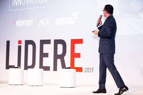 A imagem do palestrante bem representada durante o Lidere, evento empresarial de Londrina em fotografia corporativa para a Acil.'