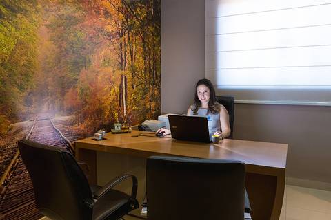 Retrato de funcionário em clínica de vacinação, a imagem do quadro de funcionários bem registrada gera valor ao  site.'