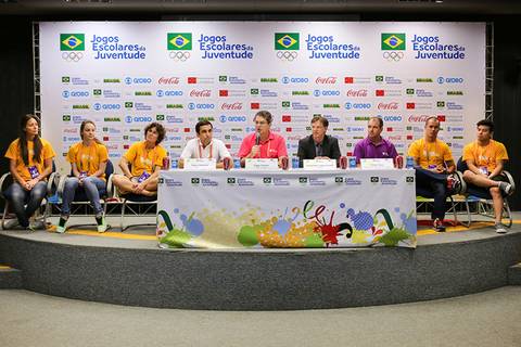 	Os atletas Luciano Pagliarini e Shelda, o prefeito de Londrina Alexandre Kireef em fotografia de entrevista coletiva de imprensa dos Jogos Escolares da Juventude.'