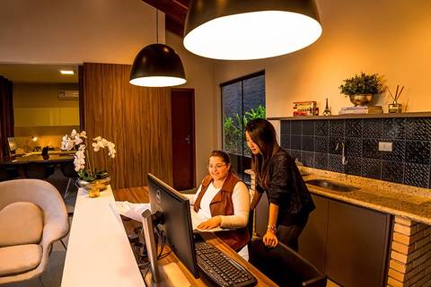  Fotografia institucional de arquitetas em seu escritório, material fotográfico para web site.'