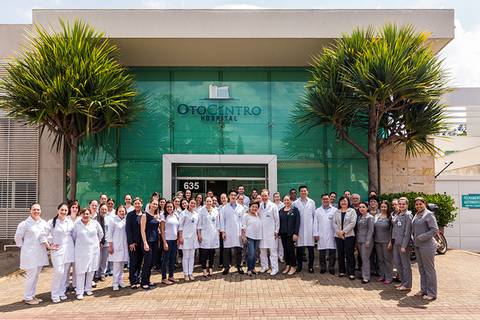 	Funcionário e médicos do Hospital Otocentro posam para as lentes de Roberto Custodio, fotografo de eventos.'