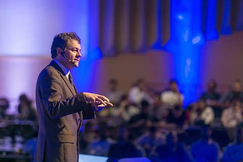 	Mauricio Costa em um ângulo fotográfico inusitado durante palestra na eco tic londrina 2018.'
