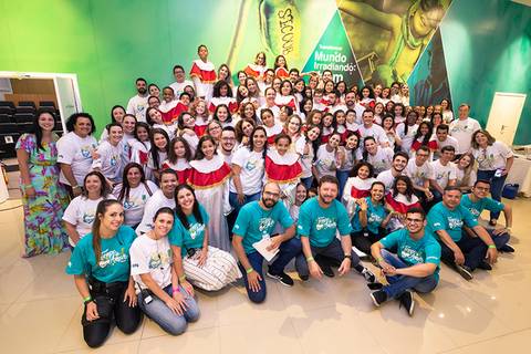	Fotografia institucional com participantes da cantata de natal promovido pelo Sicoob  de Londrina. '