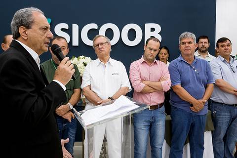 Rafael de Giovani Netto, diretor do Sicoob Norte do Paraná discursa para convidados durante inauguração.'