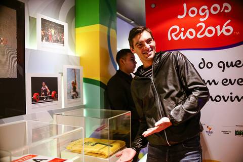 	Retrato do atleta Giba da Seleção Brasileira de Vôlei, enquanto mostra sua camisa no Museu Itinerante.'