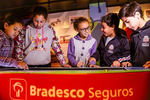 	Crianças de uma escola pública municipal brincam com plataforma digital do Museu Itinerante patrocinado pelo Bradesco Seguros.'