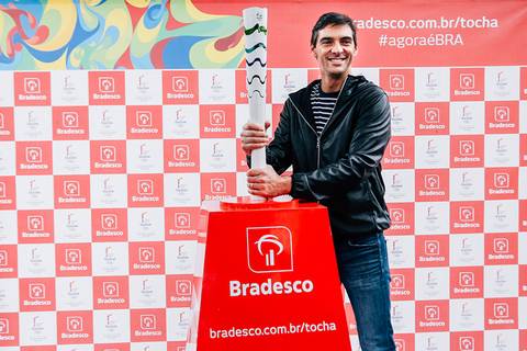 O atacante da Seleção Brasileira de Vôlei Giba, segura Tocha Olímpica para retrato corporativo do Bradesco Seguros.'