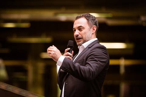 	Fotografia corporativa do CEO da Belagrícola, Flávio Barbosa Andreo, durante sua fala aos funcionários da empresa.'