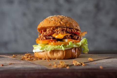Fotógrafo de gastronomia e alimentos  Roberto Custódio registra sanduíche de carne com tomate e crispy em Londrina-PR
'