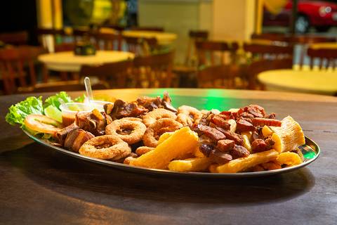 O fotógrafo de alimentos de Londrina-PR registra um prato feito para aplicativos de delivery no Restaurante Galpão da Costela.
'