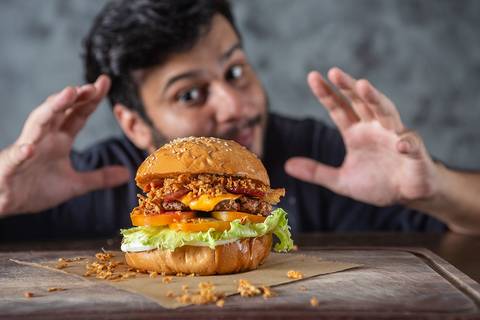 Fotografia de um hambúrguer com crispy produzido por Roberto Custodio, fotógrafo especializado em comida e gastronomia em Londrina-Pr.'