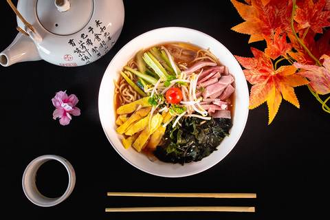 Linda imagem de um prato oriental feito pelo fotógrafo de gastronomia e alimentos Roberto Custódio em Londrina-PR.'