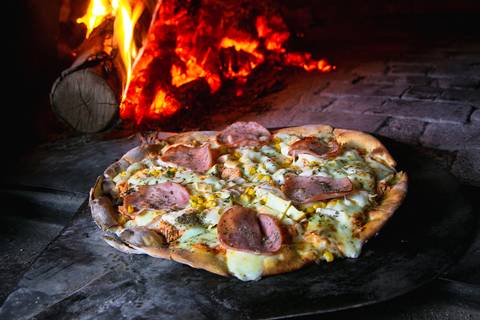 Pizza em forno a lenha fotografado pelo fotógrafo Roberto Custódio, especialista em gastronomia em Londrina-PR. '